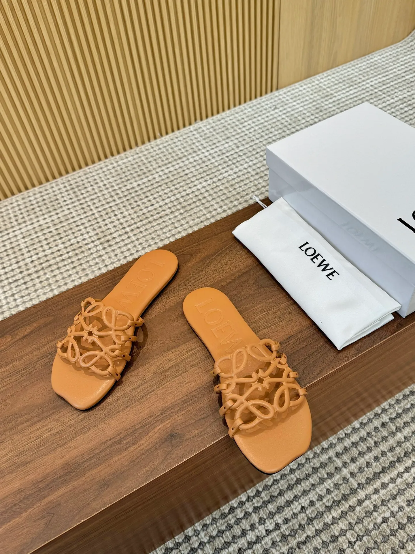👟👟Ex-factory price 400👟👟 The latest 2025 LOEWE, summer limited edition hollow slippers, they are so beautiful on your feet! ! ! Highly recommended, a super lazy drag, the same style worn by celebrity bloggers! Fabric: Imported sheepskin (black, white, apricot, red, pink, five colors) Lining: Imported sheepskin Outsole: Genuine leather injection dyed bottom Number: 35-42